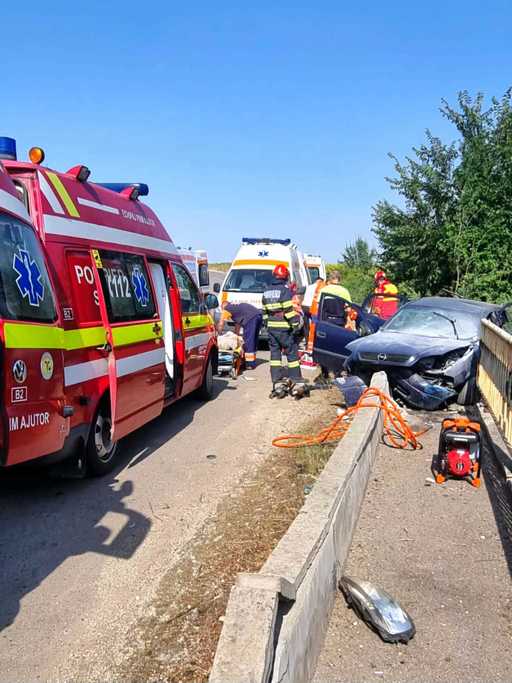 Trei persoane au murit, într-un accident produs pe un drum judeţean din Teleorman / O maşină a intrat într-un cap de pod / Un adolescent de 16 ani, în comă - FOTO