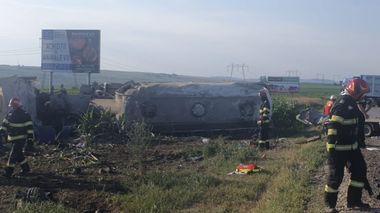  Accident grav în judeţul Suceava. Cinci persoane au murit. Două dintre victime erau minori - FOTO
