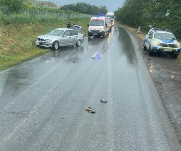 Alba: Doi biciclişti şi un autoturism, implicaţi într-un accident rutier pe DN14B. Unul dintre biciclişti este mort - FOTO