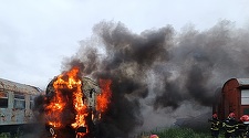 Bihor: Incendiu la două vagoane de tren dezafectate de lângă Gara CFR Oradea - FOTO