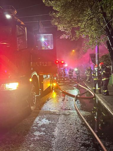 Incendiu violent în Bucureşti, la un grup de locuinţe din Sectorul 2 – Cinci persoane au fost asistate medical, trei fiind transportate la spital / 26 de persoane au fost evacuate

