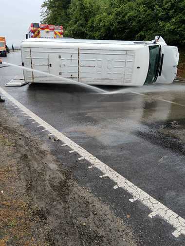 Microbuz răsturnat pe DN 1, în judeţul Braşov / Trafic complet blocat între localităţile Vlădeni şi Codlea, valorile de trafic fiind în creştere - FOTO

