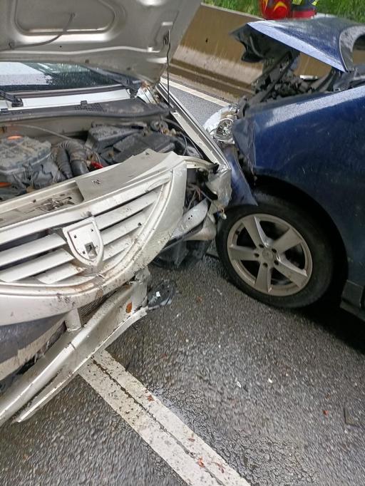 Doi copii şi doi adulţi, răniţi într-un accident rutier, la intrarea în Defileul Jiului / În total, 6 persoane au fost implicate în impactul dintre două maşini