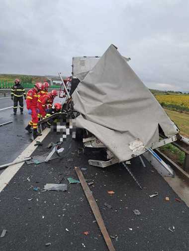Alba: Şofer mort pe autostradă, după ce s-a oprit pe banda de urgenţă şi a coborât din maşină / A fost lovit de un camion