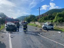 Hunedoara: Accident rutier provocat de un tânăr care a consumat alcool şi droguri şi avea permisul auto anulat/Atât şoferul, cât şi o femeie şi un adolescent de 15 ani au fost răniţi
