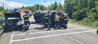 Accident pe DN 6 Caransebeş-Lugoj. Sunt implicate un TIR încărcat cu aliaje din aluminiu şi două autoturisme. Patru persoane au fost duse la spital - FOTO
