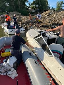 Vas în derivă pe Dunăre – Pompierii din Galaşi au salvat cinci bărbaţi din ambarcaţiunea care avea motorul stricat

