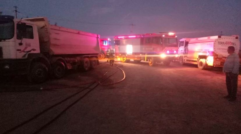 Timiş: Trei camioane ale firmei care se ocupă de reabilitarea căii ferate Timişoara- Lugoj au luat foc / Maşinile au ars în totalitate