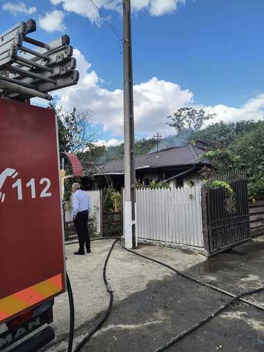Incendiu şi explozie, într-o gospodărie din Galaţi / Un scurtcircuit la un frigider a afectat furtunul de la o butelie, iar aceasta a explodat / Bucătăria şi două camere, distruse