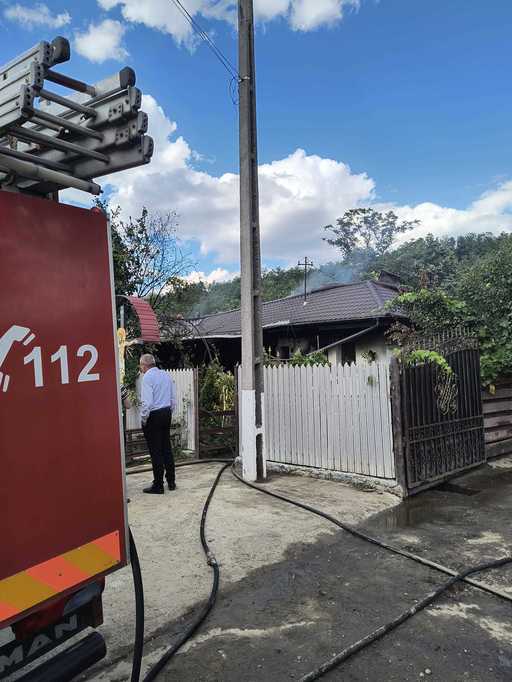 Incendiu şi explozie, într-o gospodărie din Galaţi / Un scurtcircuit la un frigider a afectat furtunul de la o butelie, iar aceasta a explodat / Bucătăria şi două camere, distruse