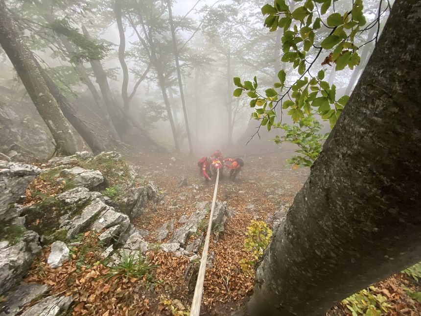 Acţiune de peste 11 ore a salvamontiştilor din Bihor pentru salvarea unei persoane accidentate în zona cascadei Săritoarea Bohodei / Mai multe echipe au fost alertate din cauza zonei dificile / 9 persoane accidentate pe munte în ultimele 24 de ore

