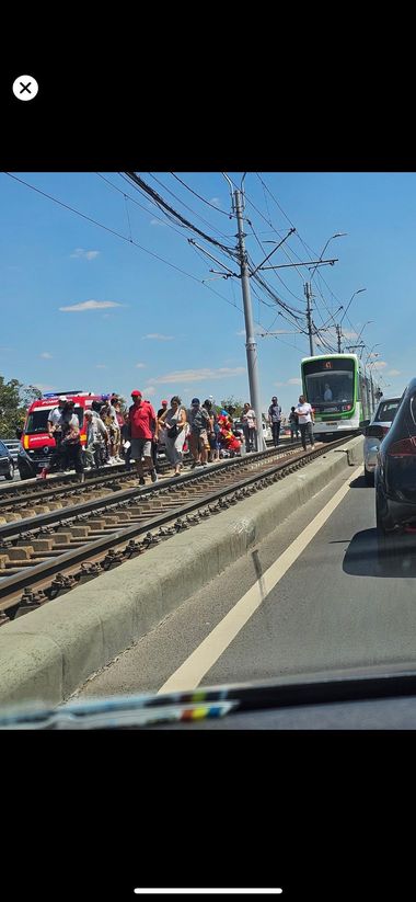 UPDATE - Accident de circulaţie pe Podul Grant – Un motociclist a lovit bordura şi a căzut pe linia de tramvai / Bărbatul, de aproximativ 30-35 de ani a murit / Bărbatul avea permisul suspendat  - FOTO