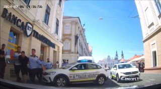 Poliţist local din Timişoara, ameninţat şi lovit cu maşina de un şofer, în centrul oraşului / Bărbatul rănit a fost dus de urgenţă la spital - FOTO / VIDEO

