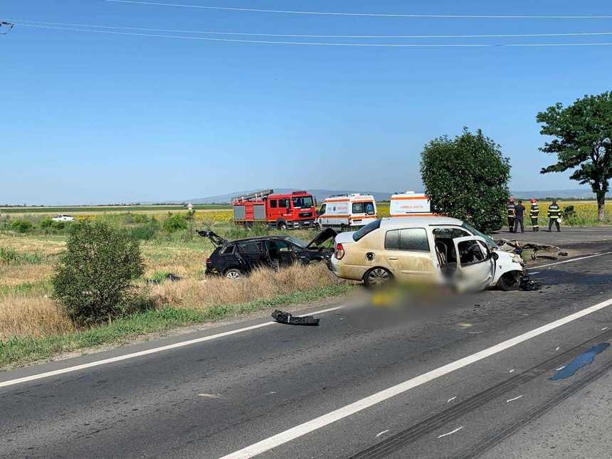 Doi morţi şi doi răniţi într-un accident produs în judeţul Buzău / Două maşini s-au ciocnit, iar elemente de caroserie desprinse în urma impactului au lovit un alt autoturism - FOTO

