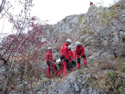 UPDATE - Tânără blocată pe unul dintre versanţii Cheilor Olteţului / Strigătele au fost auzite de câţiva alpinişti aflaţi pe peretele opus / Salvamontiştii au ajuns la turistă