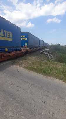 CFR SA: TIR lovit de un tren privat de marfă între Frontieră şi Episcopia Bihor / Trafic ferviar oprit