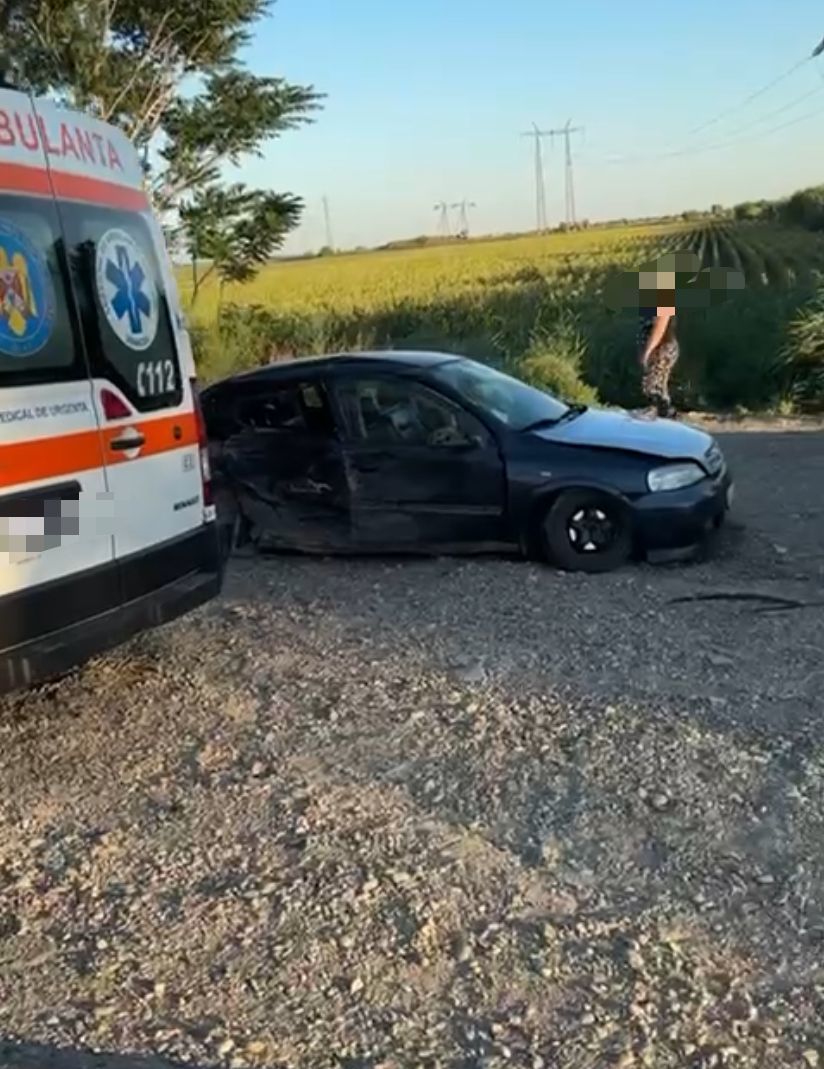 Vrancea: O tânără de 22 de ani a murit şi trei persoane, între care un copil de 4-5 ani, au fost rănite, într-un accident produs pe DN 24