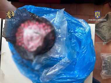 Arad: Un bărbat a încercat să vândă peste 770 de comprimate ecstasy şi 2 kilograme de cannabis pentru suma de 28.000 lei / A reuşit să fugă de anchetatorii care au organizat flagrantul