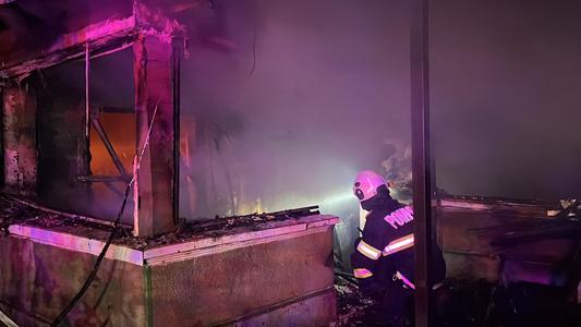 Tulcea: Un bărbat a dat foc casei în care locuieşte / A suferit arsuri / Pompierii au scos două buletii din imobilul care ardea generalizat

