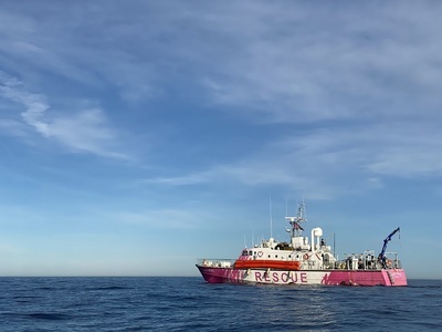 Poliţiştii de frontieră români aflaţi în misiune Frontex pe Marea Mediterană au salvat 79 de migranţi / Aceştia se aflau pe o barcă din lemn de mici dimensiuni în apropiere de Lampedusa
