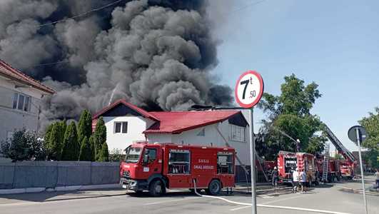 UPDATE - ISU Satu Mare - Patru pompieri au ajuns la spital după ce li s-a făcut rău în timpul unei intervenţii / Incendiul de la depozitul de carton se manifestă în continuare / Numărul pompierilor, suplimentat - FOTO