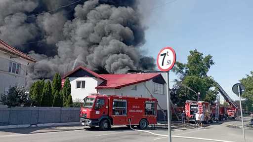 UPDATE - ISU Satu Mare - Patru pompieri au ajuns la spital după ce li s-a făcut rău în timpul unei intervenţii / Incendiul de la depozitul de carton se manifestă în continuare / Numărul pompierilor, suplimentat - FOTO