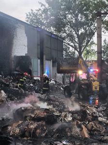 ISU Satu Mare - Pompierii încearcă de 18 ore să stingă incendiul izbucnit la un depozit de colectare a deşeurilor de carton, hârtie şi mase plastice, din municipiul Satu Mare - FOTO