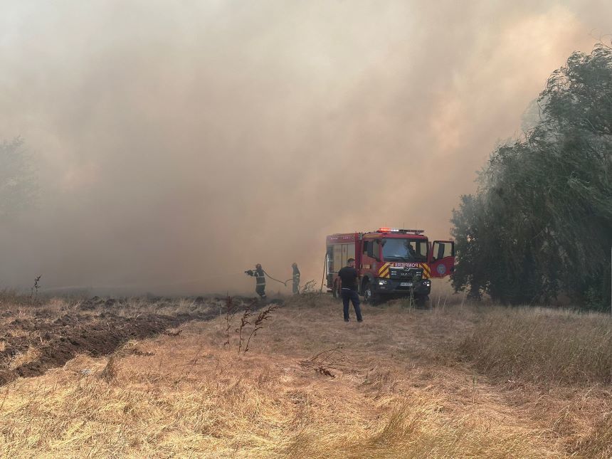 ISU Dobrogea: Peste 240 de salvatori s-au luptat şapte ore cu flăcările pentru stingerea incendiului de vegetaţie uscată izbucnit la Poarta Albă / Focul ameninţa să se extindă la un cămin de persoane vârstnice şi la Penitenciarul Poarta Albă
