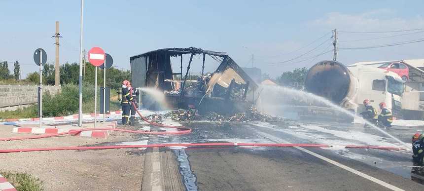 Un camion şi o cisternă cu propan s-au ciocnit în judeţul Brăila / Capul tractor al camionului a luat foc / Două persoane au rămas încarcerate, fiind scoase - FOTO