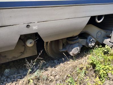 UPDATE - Incident pe calea ferată: Un boghiu al trenului internaţional IRN 347 Curtici - Bucureşti Nord a deraiat. În urma evenimentului, un al doilea tren de persoane e nevoit să staţioneze / Pasagerii vor fi duşi cu autocare până la Braşov - FOTO
