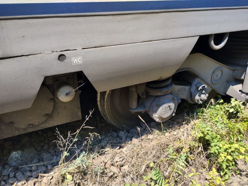 UPDATE - Incident pe calea ferată: Un boghiu al trenului internaţional IRN 347 Curtici - Bucureşti Nord a deraiat. În urma evenimentului, un al doilea tren de persoane e nevoit să staţioneze / Pasagerii vor fi duşi cu autocare până la Braşov - FOTO
