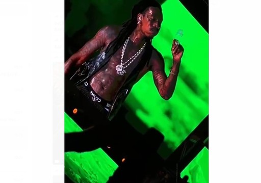 Rapperul Wiz Khalifa,  cercetat pentru deţinere de droguri de risc, după ce a fumat  o ţigară cu canabis pe scena festivalului Beach Please de la Costineşti - FOTO, VIDEO