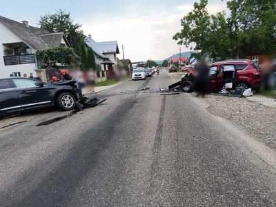 Şase persoane, între care trei minori, victime ale unui accident rutier produs în judeţul Suceava  - FOTO
