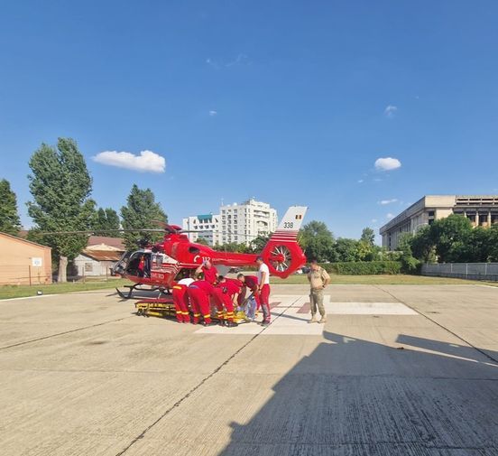 Un adult cu arsuri pe 80% din suprafaţa corporală, transportat de urgenţă de la Caransebeş la Bucureşti cu un elicopter SMURD