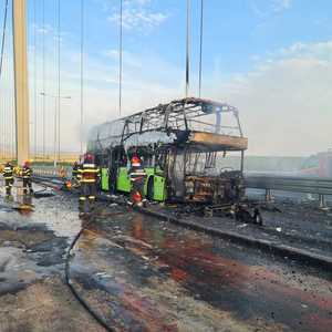 UPDATE - Incendiu la un autocar, pe podul Brăila-Tulcea/ Şoferul şi 35 de pasageri s-au evacuat, fără a fi înregistrate victime/ Pasagerii vor fi preluaţi de un alt autocar - FOTO