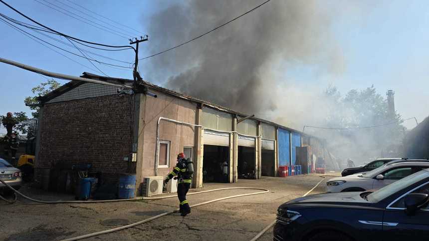 UPDATE - Incendiu la un service auto din Sectorul 2, cu flacără deschisă şi degajărin mari de fum / Două persoane, intoxicate cu fum / Focul a fost stins - FOTO / VIDEO