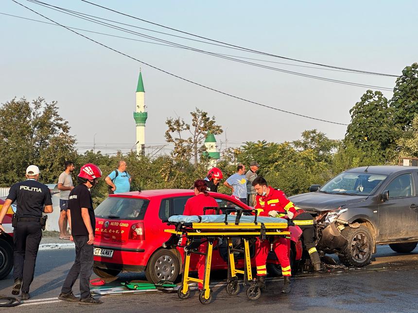 UPDATE - Satu Mare: Plan Roşu de Intervenţie activat, după un accident produs între un camion şi un microbuz cu 10 persoane / Trei persoane, evaluate medical / Trafic alternativ - FOTO

