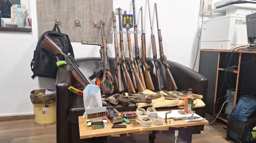 Tulcea: 21 de arme şi aproape 780 de bucăţi de muniţie, găsite în locuinţa unui bărbat de 70 de ani / Au fost descoperite şi mitraliere germane din Al Doilea Război Mondial - FOTO
