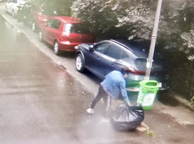 Poliţiştii locali din Sectorul 6 au dat 24 de amenzi în valoare de peste 16.500 de lei pentru fapte surprinse pe camerele video / Străzile din sector, monitorizate pe un perete uriaş cu 27 de ecrane / Un sistem de inteligenţă artificială scoate în evidenţă cadrele de interes