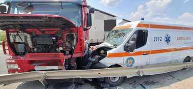 UPDATE - Accident pe Autostrada Bucureşti – Piteşti: Sunt implicate un TIR şi un echipaj medical / Şoferul ambulanţei, monitorizat de echipaje medicale / Trafic restricţionat