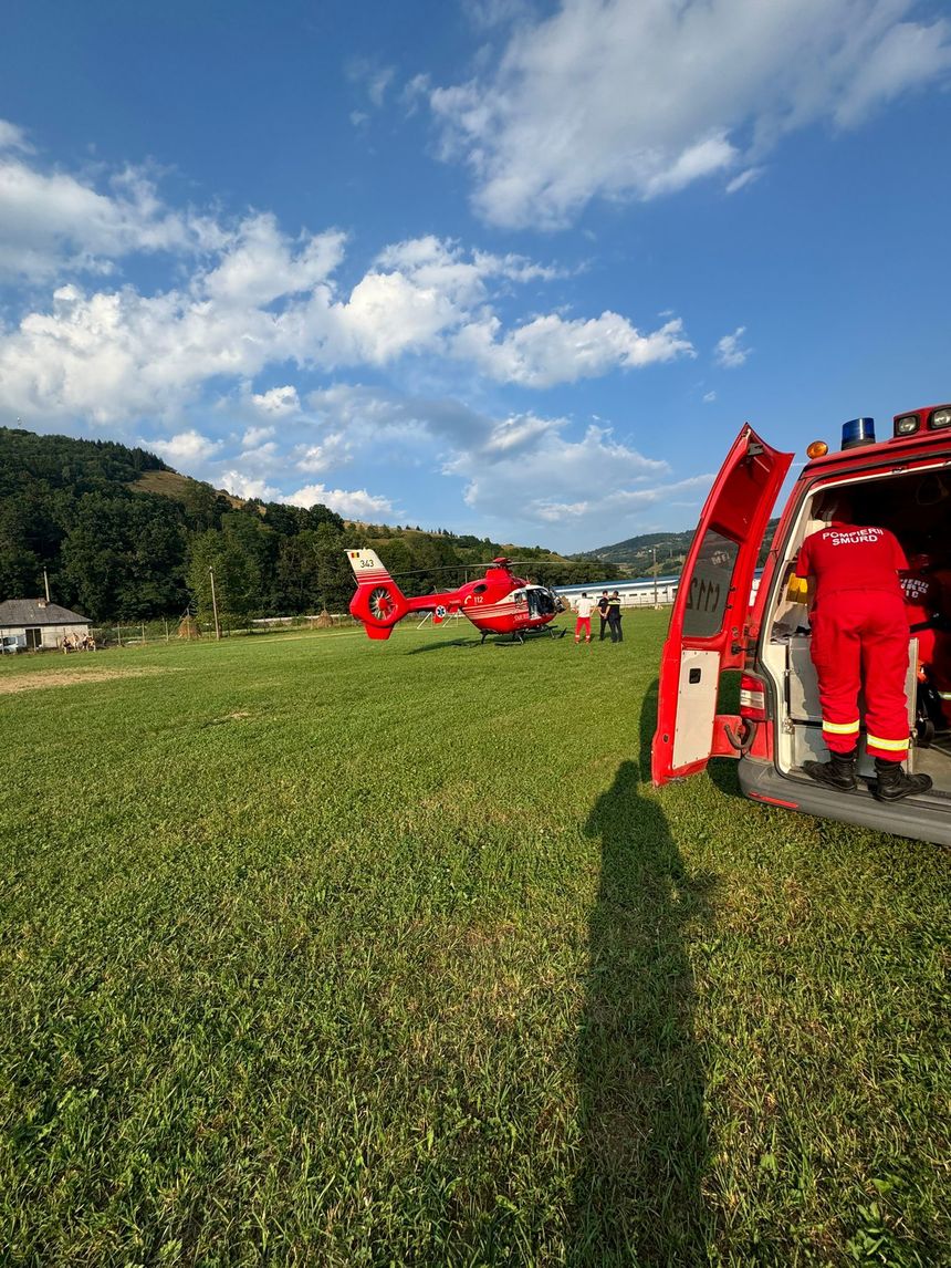 UPDATE - Alba: Fetiţă de trei ani, preluată de un elicopter SMURD după ce a căzut de la o înălţime de 3 metri, de la etajul unei unităţi de cazare/ Ea a suferit traumatisme la coloana vertebrală şi cranio-cerebral/ Poliţia face verificări - FOTO, VIDEO