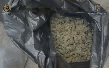 Un bărbat din Galaţi a fost prins de poliţişti exact după ce a ridicat de la un curier două cutii cu aproximativ 10 kilograme de canabis