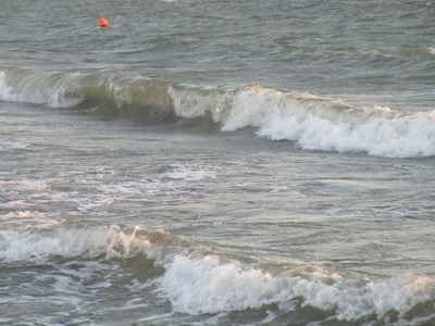UPDATE - Cinci persoane, în pericol de înec în Marea Neagră, în Mangalia / Au reuşit să iasă tefere la mal
