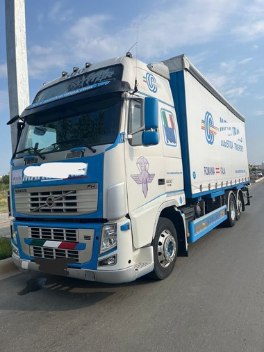Camion cu produse inflamabile care nu respecta condiţiile legale, prins în Bucureşti – Şoferul avea în tahograf cartela altui conducător auto, iar cauciucurile erau prea uzate / Marfa nu era asigurată, putând cădea - FOTO