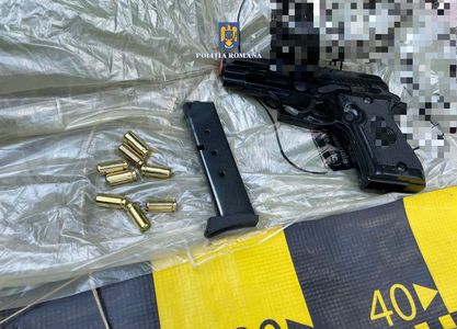 Dâmboviţa: Bărbat cercetat după ce ar fi încercat să vândă un pistol şi opt cartuşe - VIDEO