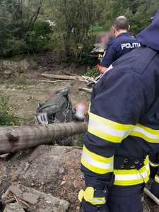 Neamţ - O maşină cu patru persoane a căzut într-un râu după ce s-a rupt un podeţ. Un copil şi două femei, duşi la spital
- FOTO