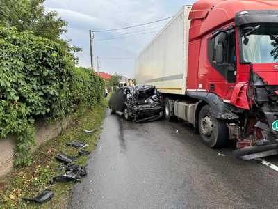 Femeie rănită după ce un camion şi un autoturism s-au ciocnit, pe o stradă din Cluj-Napoca