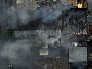 Incendiu puternic în Capitală. Au fost afectate mai multe locuinţe şi anexe, totalizând aproximativ 700 de metri pătraţi / O persoană de 95 de ani a fost dusă la spital, cu atac de panică - FOTO, VIDEO
