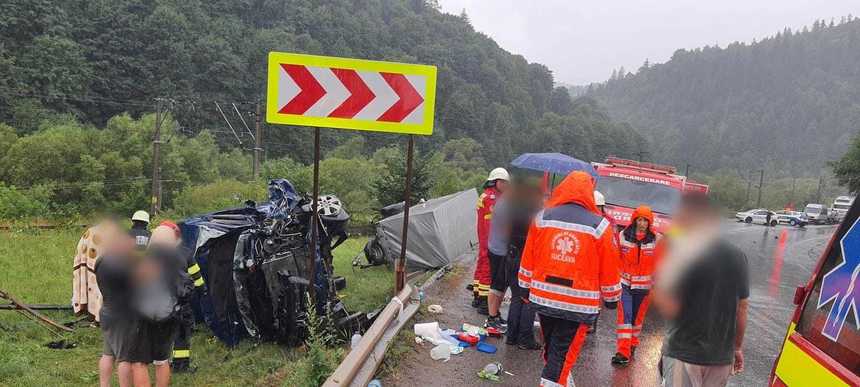 Suceava: Accident între un microbuz şi un TIR, pe DN 17 / A fost activat Planul Roşu de Intervenţie / 9 persoane implicate, 4 au primit îngrijiri medicale - FOTO

