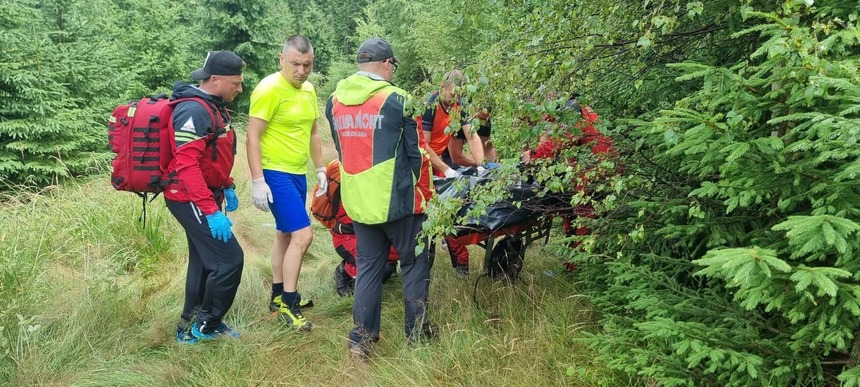 Un bărbat de 59 de ani a murit pe munte, la Straja / Trupul, coborât de salvamontişti